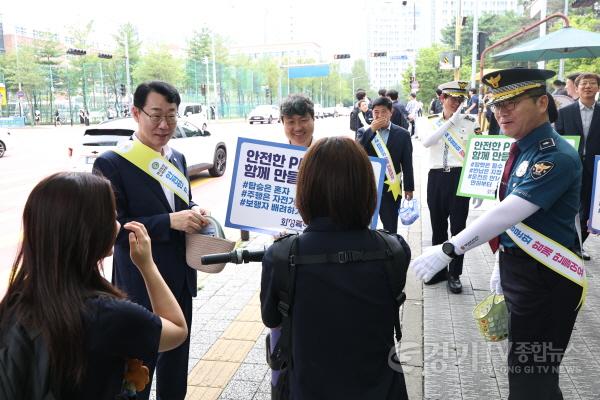 [크기변환]1-2. 정명근 화성특례시장이 안화중학교 사거리에서 시민들에게 개인형 이동장치(PM) 안전수칙을 홍보하고 있다(2).jpg