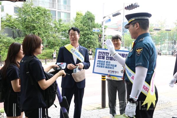 [크기변환]1-1. 정명근 화성특례시장이 안화중학교 사거리에서 시민들에게 개인형 이동장치(PM) 안전수칙을 홍보하고 있다(1).jpg