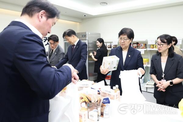 [크기변환]8-3. 정은경 보건복지부 장관과 최태원 대한상공회의소 회장이 20일 화성특례시 나래울복지관 그냥드림에서 그냥드림 꾸러미를 만들고 있다.jpg