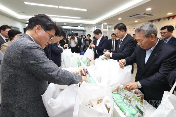 [크기변환]8-4. 윤성진 화성특례시 부시장과 최태원 대한상공회의소 회장이 20일 화성특례시 나래울복지관 그냥드림에서 그냥드림 꾸러미를 만들고 있다.jpg