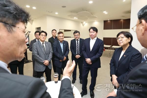 [크기변환]8-5. 정은경 보건복지부 장관과 최태원 대한상공회의소 회장이 화성특례시 그냥드림에 대한 설명을 듣고 있다.jpg