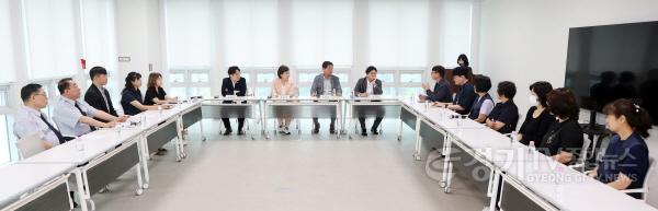 [크기변환]사진설명6) 김미경 수원특례시의회 의장과 유재광 부의장, 양당 교섭단체 대표들이 21일 청사관리 직원 간담회에서 직원들의 건의사항을 듣고 근무환경 개선 방안에 대해 의견을 나누고 있다. 가운데 왼쪽부터 최원용 의원(.jpg