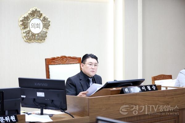 [크기변환]사진설명4)  이철승 수원특례시의회 보건복지위원장이 시민이 체감하는 복지·돌봄 정책 추진을 강조하고 있다.jpg