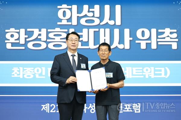 [크기변환]1-1. 정명근 화성특례시장이 제212차 화성경제인포럼에서 표창장 수여 후 기념촬영을 하고 있다.jpg