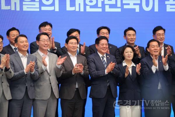 [크기변환]6-4. 이상일 용인특례시장이 22일 ‘민선 9기 도지사-시장·군수 간담회’에서 추미애 지사, 시군 단체장들과 기념사진 촬영을 하고 있다.jpg