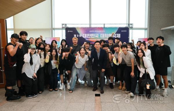 [크기변환]5-2. 이상일 용인특례시장은 21일 제3회 대한민국 대학연극제 본선 경연 작품 영점 관람에 앞서 대학연극인들을 응원했다.jpg