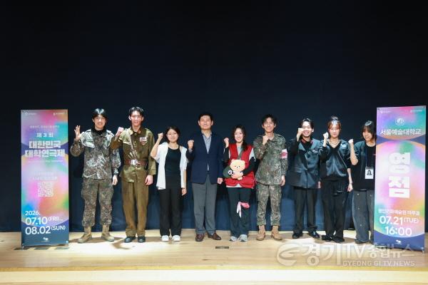 [크기변환]5-3. 이상일 용인특례시장이 21일 제3회 대한민국 대학연극제 본선 경연 작품 영점 관람 후 연기자들과 기념 촬영하고 있다.jpg