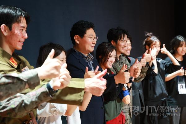[크기변환]5-4. 이상일 용인특례시장이 21일 제3회 대한민국 대학연극제 본선 경연 작품 영점 관람 후 연기자들과 기념 촬영하고 있다.jpg