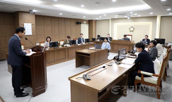 [크기변환]사진설명1) 수원특례시의회 기획경제위원회가 22일 제403회 임시회 회의를 열고 조례안 등 안건을 심사하고 있다.jpg