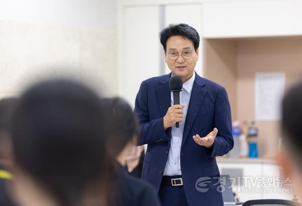 [크기변환]260722_안민석_교육감__“폰_프리_참여_학생들은_대한민국의_등불”(사진3).jpg