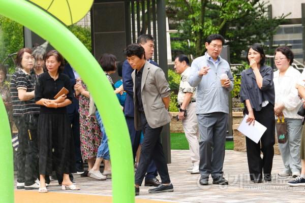 [크기변환]5-2. 이상일 시장이 23일 기흥구 상하동 지석1어린이공원 물놀이장 준공식을 마친 뒤 시설을 살펴보고 있다 (1).jpg