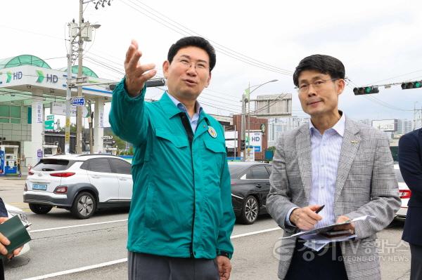 [크기변환]6-2. 이상일 시장이 23일 기흥구 보라동 한국민속촌입구삼거리를 찾아 현장을 점검하고 있다.jpg