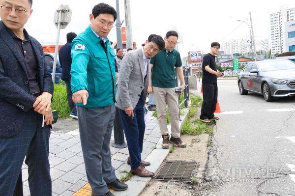 [크기변환]6-4. 이상일 시장이 23일 기흥구 보라동 한국민속촌입구삼거리를 찾아 현장을 점검하고 있다.jpg