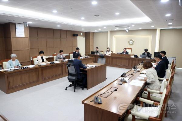 [크기변환]사진설명2) 수원특례시의회 문화체육교육위원회가 23일 제403회 임시회 중 제4차 회의를 열고 2026년도 제1회 추가경정예산안 예비심사 결과를 의결하고 있다.jpg