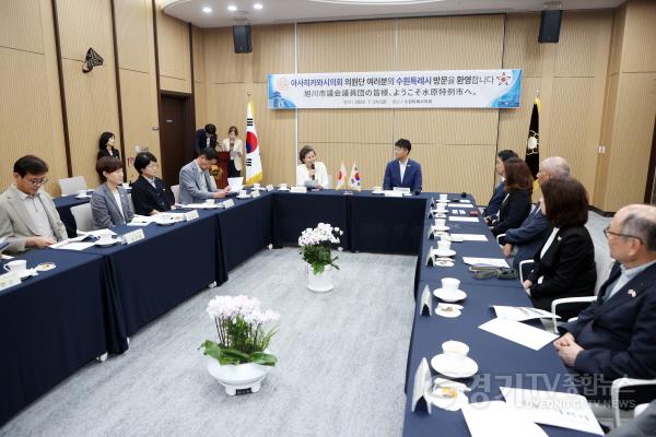 [크기변환]사진설명2) 김미경 수원특례시의회 의장과 일본 아사히카와시의회 대표단이 양 도시 간 우호교류 확대를 위한 환담을 나누고 있다.jpg