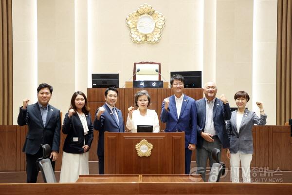[크기변환]사진설명4) 김미경 수원특례시의회 의장과 일본 아사히카와시의회 대표단이 본회의장에서 기념촬영을 하고 있다.jpg