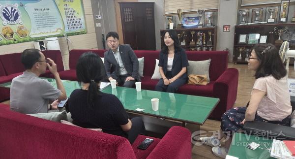 [크기변환]사진자료1) 방광현의원이 정담회에 참석하여 개선방아네 대해 의견을 나누고 있다.jpg