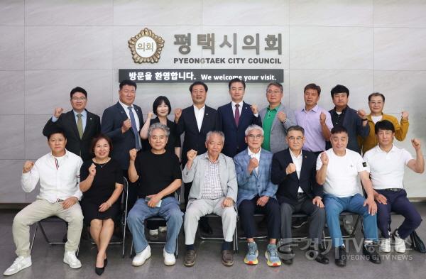 [크기변환]사진1) 평택발전협의회와 평택시의회 의원 단체.jpg