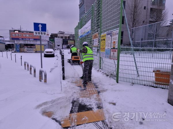 [회전][크기변환]3-2. 용인특례시가 도로제설 평가에서 8년 연속 우수 기관으로 선정됐다. 겨울철 제설 작업 모습.jpg