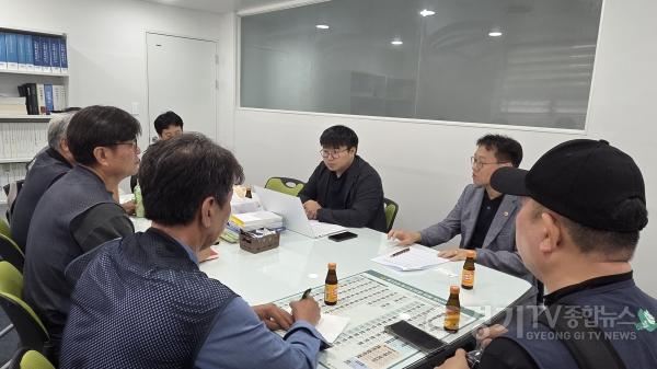 [크기변환]260727_유호준·유병수_의원__지역_레미콘_업체_노동자_만나_부당해고_관련_의견_청취_(2).jpg