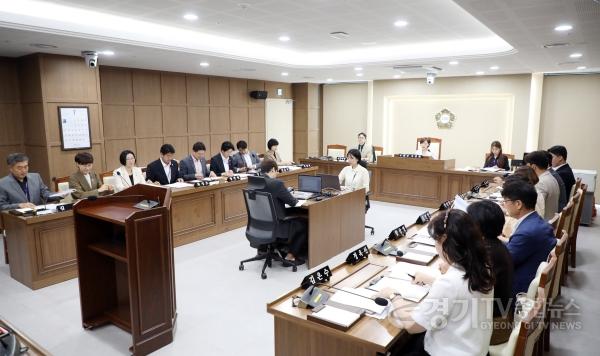 [크기변환]사진설명) 수원특례시의회 예산결산특별위원회가 28일 회의를 열고 2026년도 제1회 추가경정예산안과 기금운용계획 변경안 등을 심사하고 있다 (1).jpg