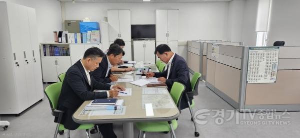[크기변환]260728_백승기_의원__한국농어촌공사_안성지사와_주요_사업_추진현황_논의_(1).jpg