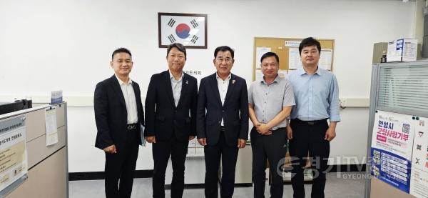 [크기변환]260728_백승기_의원__한국농어촌공사_안성지사와_주요_사업_추진현황_논의_(2).jpg