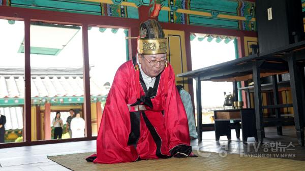 [크기변환]민선 9기 이상천 제천시장, 제천향교에서 취임 고유례 봉행 (2).jpg