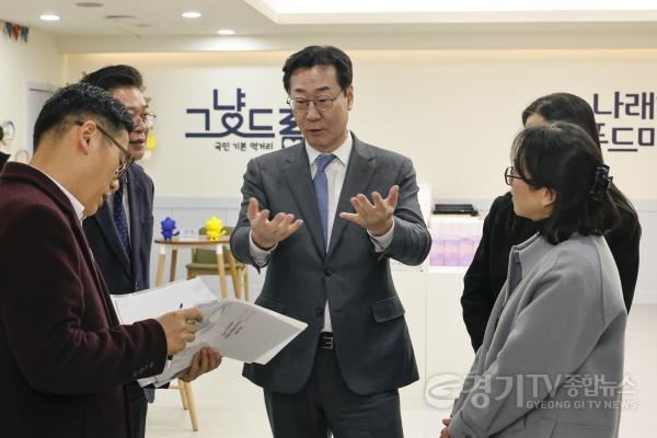 [크기변환]2-7. 정명근 화성특례시장이 그냥드림 이용자들이 방문 시 심리적 안정감을 느낄 수 있도록 당부하고 있다.jpg