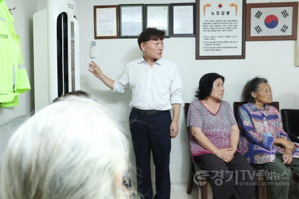 [크기변환]260728_남종섭 의장, 폭염 속 경로당 찾아 시설 점검 폭염은 큰 위협, 안전환 환경 되도록 살피겠다 (4).jpg