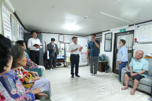 [크기변환]260728_남종섭 의장, 폭염 속 경로당 찾아 시설 점검 폭염은 큰 위협, 안전환 환경 되도록 살피겠다 (5).jpg