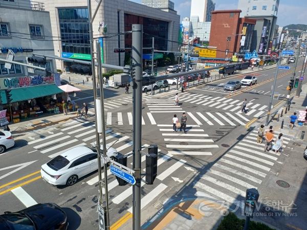 [크기변환]1-2. 용인특례시는 안전한 도로 환경을 조성하기 위해 주요 교차로 6곳의 교통체계를 개선했다. 사진은 처인구청사거리.jpg