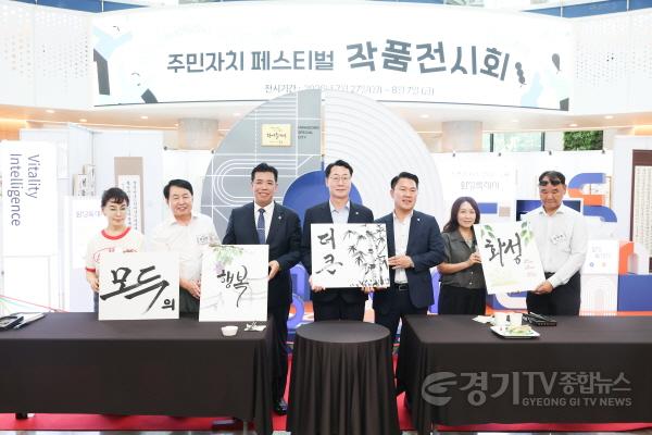 [크기변환]2.작품낙관 퍼포먼스 장면.jpg