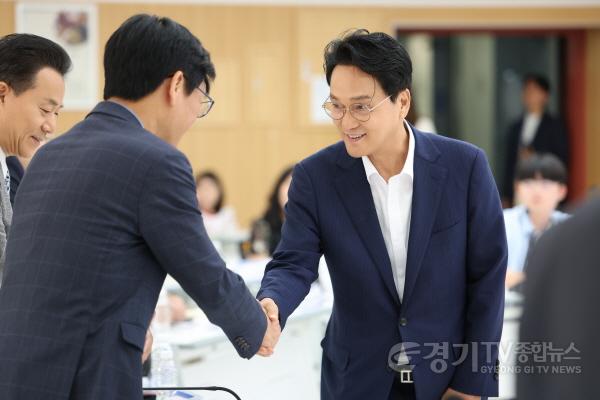 [크기변환]260729_안민석_교육감__“(가칭)경기교육위원회__경기교육_대전환의_견인차가_되어_달라”(사진1).jpg