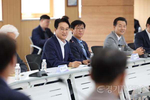 [크기변환]260729_안민석_교육감__“(가칭)경기교육위원회__경기교육_대전환의_견인차가_되어_달라”(사진5).jpg