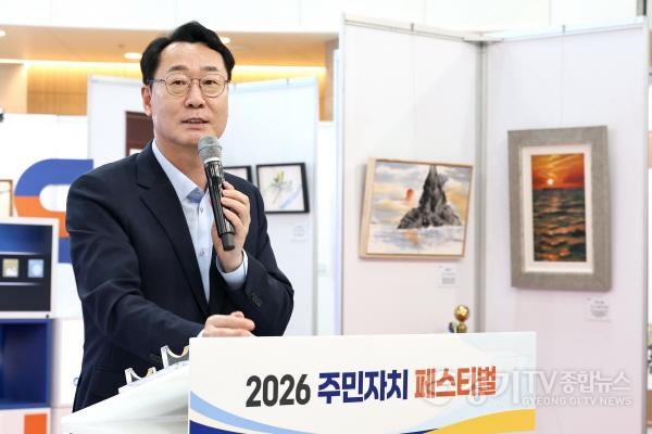 [크기변환]3-5. 정명근 화성특례시장이 _2026 화성특례시 주민자치 페스티벌 작품전시회_에서 축사를 하고 있다(2).jpg