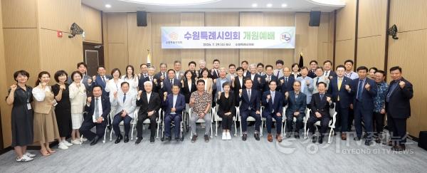 [크기변환]사진3_개원예배 기념촬영.jpg