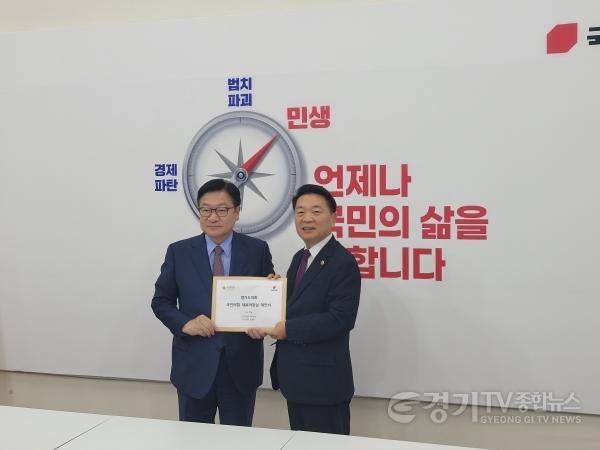 [크기변환]경기도의회 국민의힘, 정점식 국민의힘 원내대표 예방 및 정책 제안서 전달2.jpg