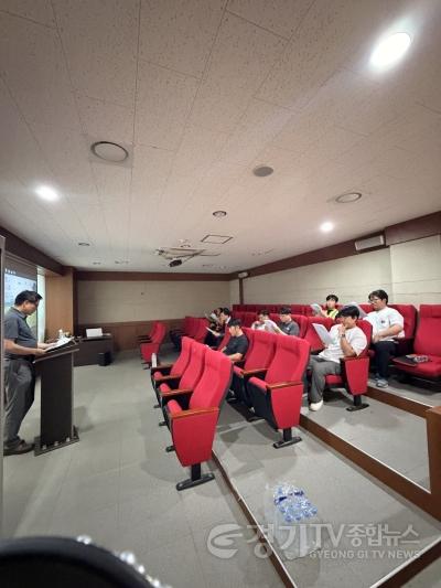 [크기변환]5-3. 만세구 환경관리과가 담당 공무원과 현장 관리자를 대상으로 밀폐공간 중대재해 예방 특별교육을 하고 있다.jpg