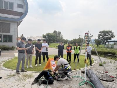 [크기변환]5-2. 담당 공무원과 현장 관리자들이 밀폐공간 작업 안전장비 사용 및 구조 실습을 하고 있다(2).jpg
