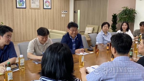 [크기변환]260731_김성태_의원__용인_지역_초등학교_‘안전한_배움터’_조성_위해_현장_해법_모색_(1).jpg