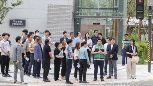 [크기변환]민선9기 취임 후 첫 현장 행정에 나선 임병택 시장이 2일 신천동, 은행동을 찾아 통학로 현장 안전점검을 하며 주민들과 대화하고 있다 (2).jpg