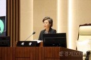 [크기변환]사진설명2) 김미경 수원특례시의회 의장이 13일 제403회 임시회 제1차 본회의에서 개회사를 하고 있다.jpg