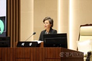 [크기변환]사진설명2) 김미경 수원특례시의회 의장이 13일 제403회 임시회 제1차 본회의에서 개회사를 하고 있다.jpg