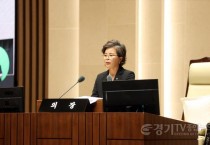 [크기변환]사진설명2) 김미경 수원특례시의회 의장이 13일 제403회 임시회 제1차 본회의에서 개회사를 하고 있다.jpg