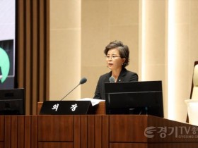 [크기변환]사진설명2) 김미경 수원특례시의회 의장이 13일 제403회 임시회 제1차 본회의에서 개회사를 하고 있다.jpg