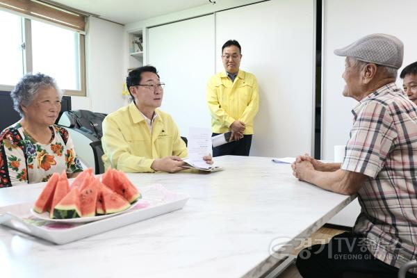 [크기변환]6-1. 정명근 화성특례시장이 서신면 해운경로당 무더위쉼터를 찾아 어르신들의 애로사항을 청취하고 있다(1).jpg