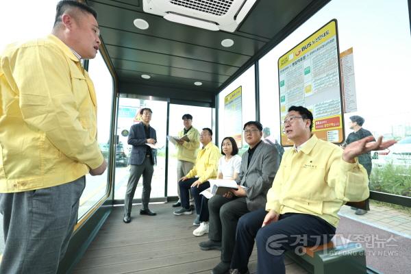 [크기변환]6-4. 정명근 화성특례시장이 병점역 스마트쉘터를 찾아 시설 운영 현황과 안전관리 실태를 점검하고 있다.jpg