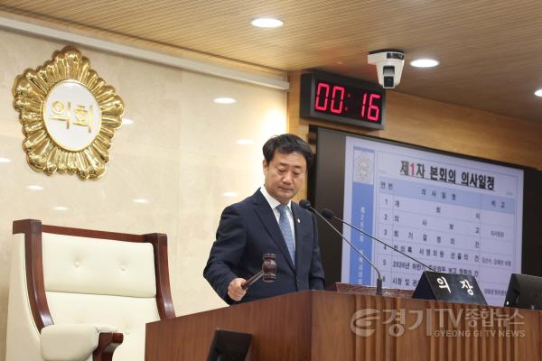 [크기변환]사진1) 제265회 임시회 제2차 본회의에서 의사봉 타봉하는 최재영 의장.jpg