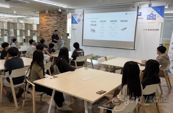 [크기변환]1-2. 2026 화성다가치 반도체 공유학교 참가 학생들이 반도체 기초 이론 교육을 받고 있다.jpg
